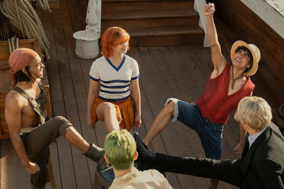 The Straw Hat Pirates bump their feet in agreement live-action